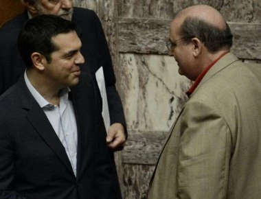 Η αγκαλιά του Τσίπρα στον Φίλη μετά την Κ.Ο. του ΣΥΡΙΖΑ - Η ατάκα με νόημα προς τους δημοσιογράφους